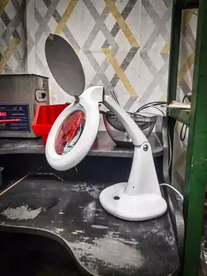 Lampka z lupą